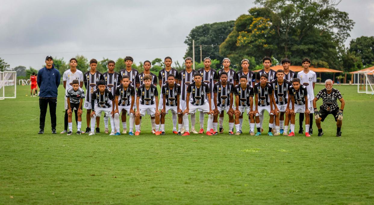 Time completo beira do campo